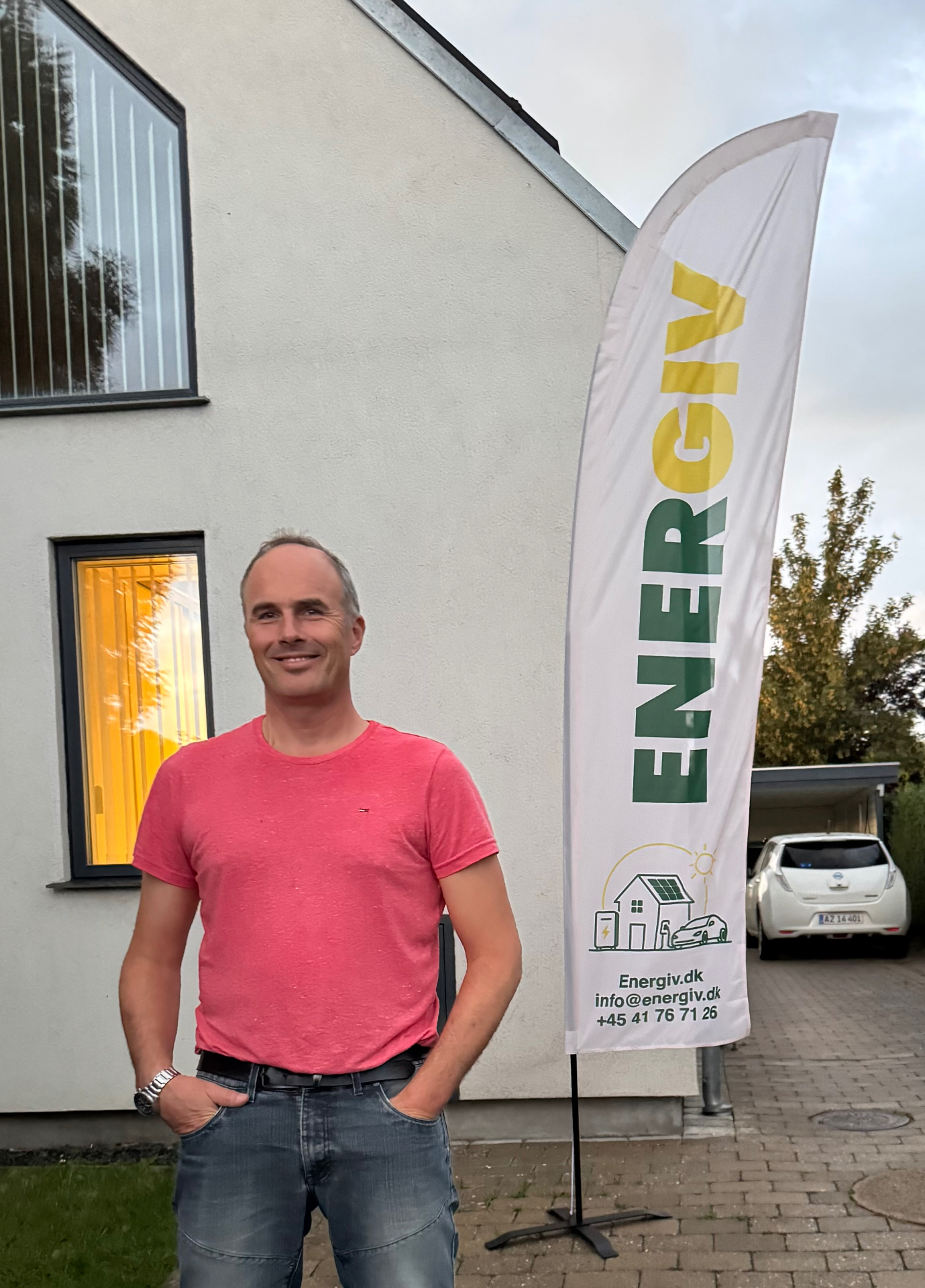ENERGIV-beachflag med logo, solceller, batteri og elbil