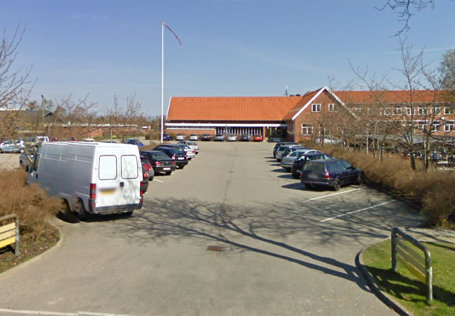 Fløng Skole set fra parkeringspladsen ved hovedindgangen